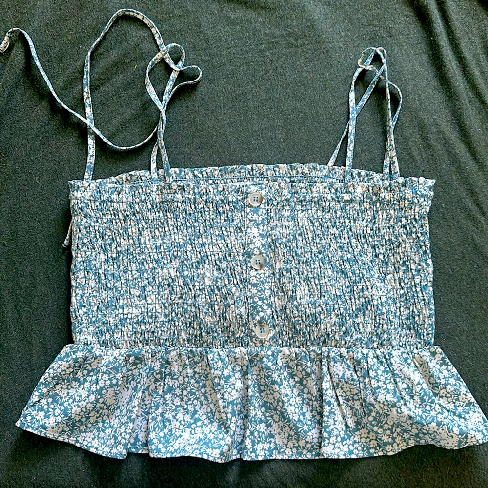 Cute flower top with asjustable strings that tie on your shoulders.